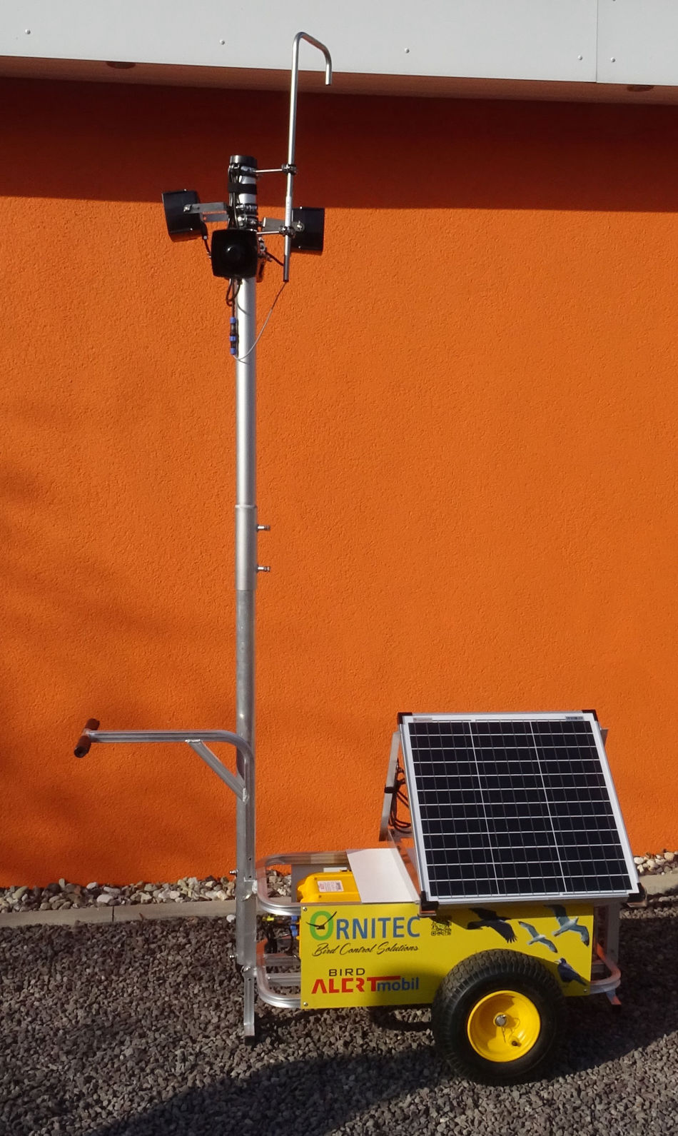 BirdAlert Gerät mit Tripod und Solarpanel